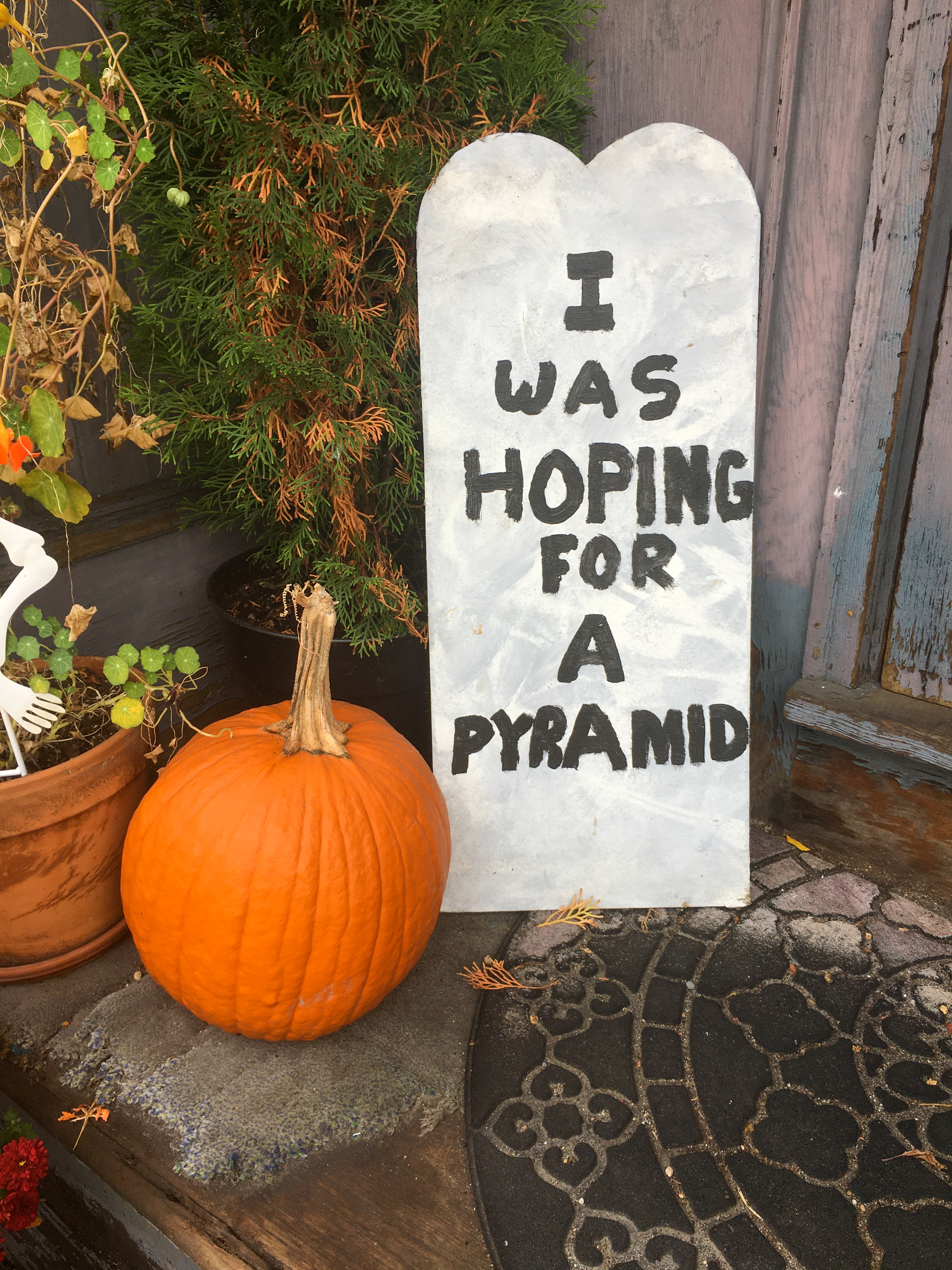 halloween tomb stone that says I was hoping for a pyramid