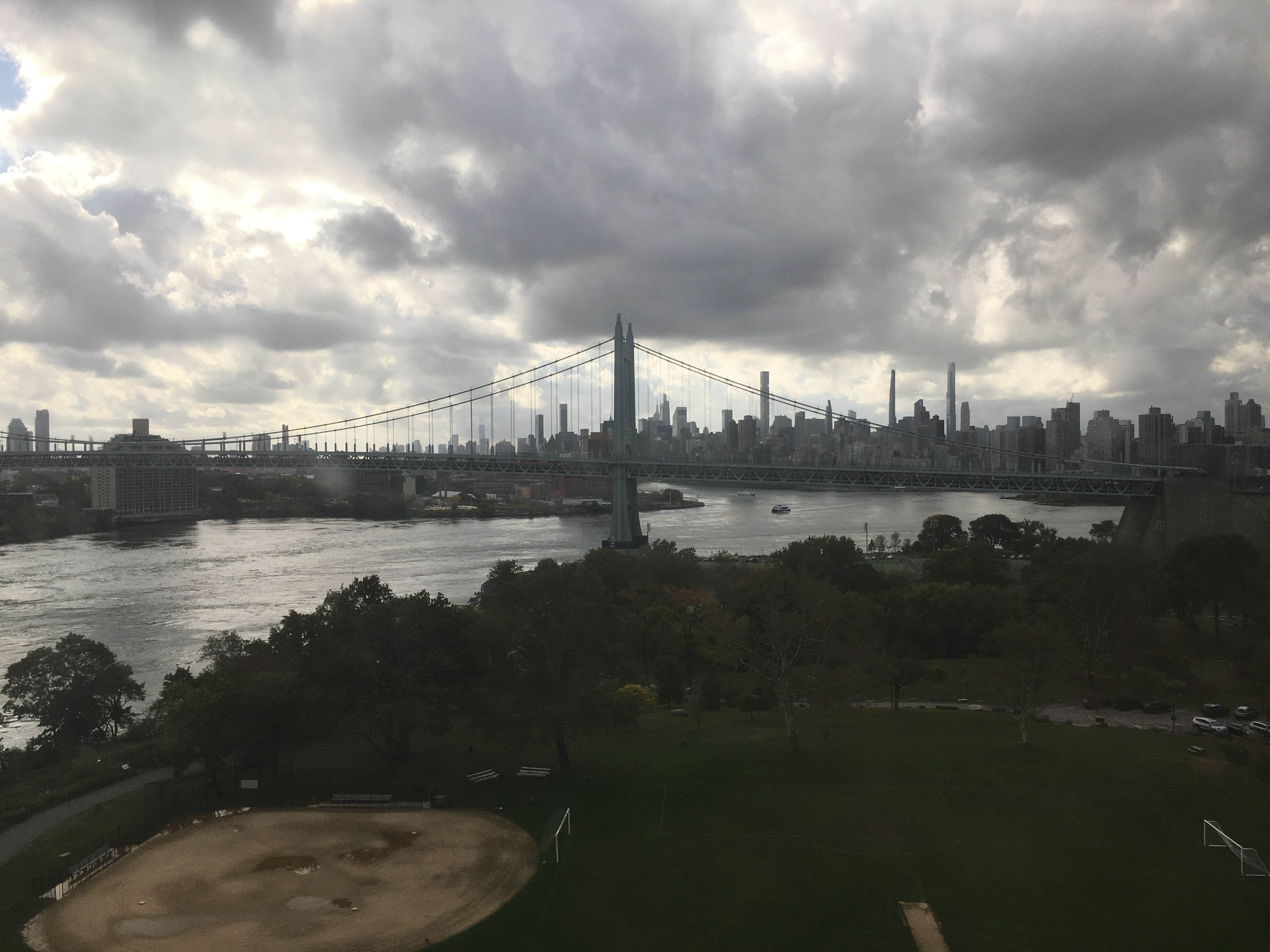 New York city skyline with the Brooklyn Bridge 